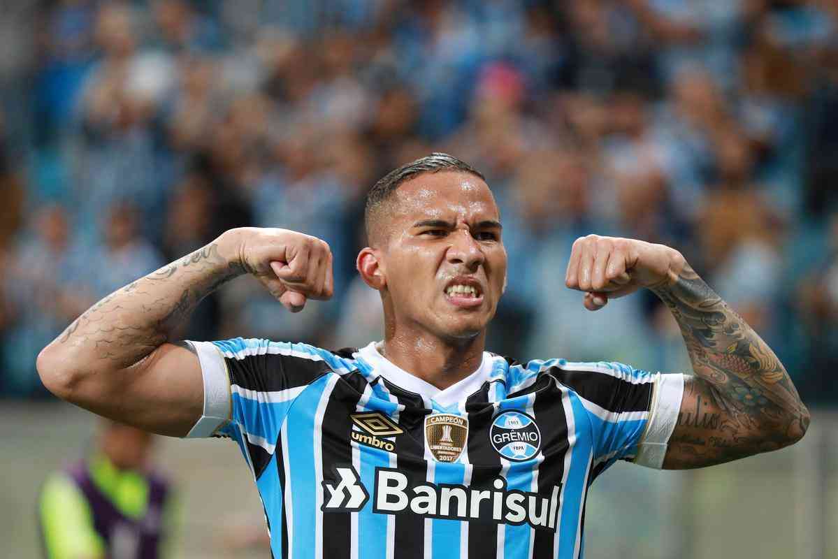 Campeo da Copa Libertadores em 2017, o Grmio tem a permisso de utilizar o patch de vencedor no peito, ao lado do escudo