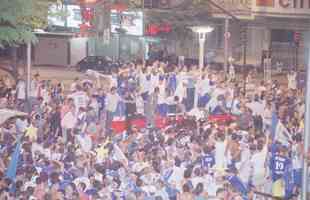 Em 30 de novembro de 2003, o Cruzeiro venceu o Paysandu por 2 a 1, no Mineiro, e confirmou o bicampeonato brasileiro. Logo depois da partida, jogadores, comisso tcnica e diretoria desfilaram em carro aberto pelas ruas de Belo Horizonte e levaram milhares de torcedores ao delrio.
