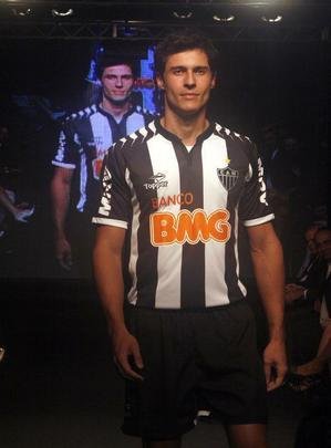 2012 - Uniforme produzido pela Topper