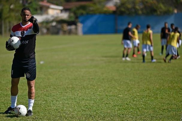 Goleiro Bruno foi apresentado neste sbado pelo Poos de Caldas