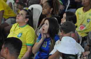 No Mercado Central, em BH, torcedores assistem ao jogo do Brasil contra a Sua pelo Grupo G da Copa do Mundo, no Catar