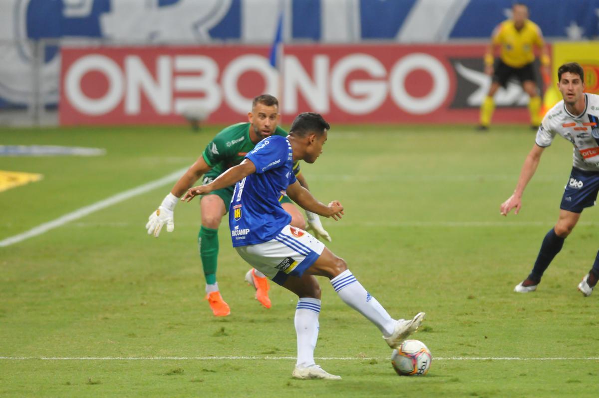 Fotos do jogo entre Cruzeiro e Confiana, no Mineiro, em Belo Horizonte, pela 24 rodada da Srie B do Campeonato Brasileiro