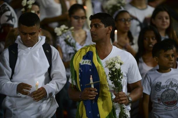 Lugar destinado a futebol e muita alegria, o Estdio Atanasio Girardot foi palco de homenagens e emoo. Com roupas brancas e flores nas mos, torcedores do Atltico Nacional fizeram viglia no local que seria, nesta quarta-feira, palco do jogo de ida da final da Copa Sul-Americana. Mas o desastre areo que matou grande parte da delegao da Chapecoense, convidados e jornalistas brasileiros impediu a realizao da festa. No lugar da bola rolando, tristeza e solidariedade. E milhes de entusiastas do esporte espalhados por todo o planeta dispostos a desejar fora  Chape. As imagens acima mostram que tudo isso  muito mais que futebol. O Nacional, atual campeo da Copa Libertadores, mostra todo o seu apoio ao clube catarinense, agora em busca de reconstruo para tocar seu caminho (CRDITO: AFP / STR / RAUL ARBOLEDA).