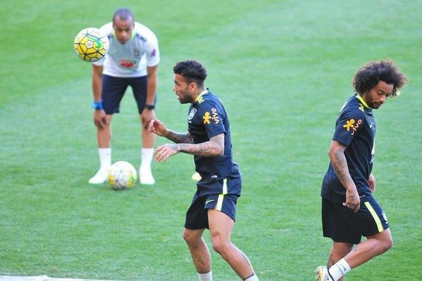 Seleo Brasileira fez, nesta tera  tarde, o seu primeiro treino no Mineiro, em Belo Horizonte, onde enfrentar a Argentina, na quinta, pelas Eliminatrias da Copa. O craque Neymar, do Barcelona, juntou-se ao grupo e trabalhou normalmente no gramado.