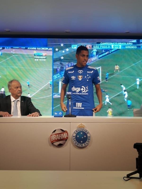 Pedro Rocha foi apresentado pelo Cruzeiro na tarde desta sexta-feira (05/04)