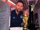 A caminho da Argentina, Messi posa com taa da Copa do Mundo no avio