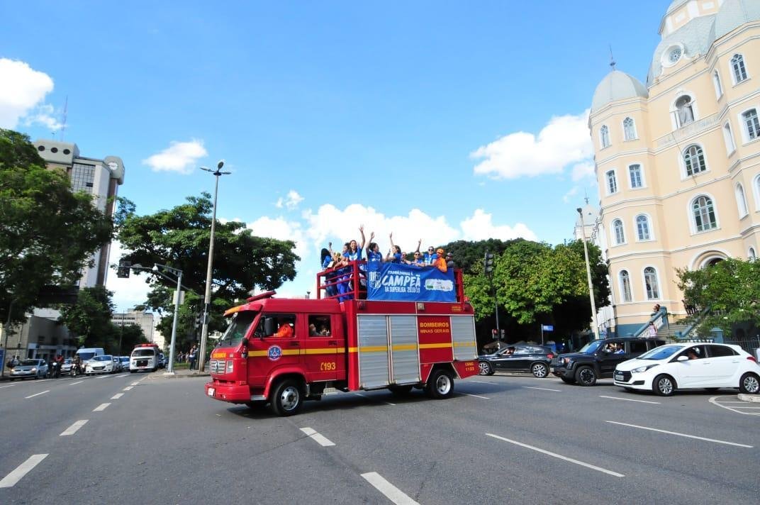 Jogadoras do Minas desfilam em carro aberto pelas ruas de Belo Horizonte aps conquista do tri da Superliga Feminina de Vlei