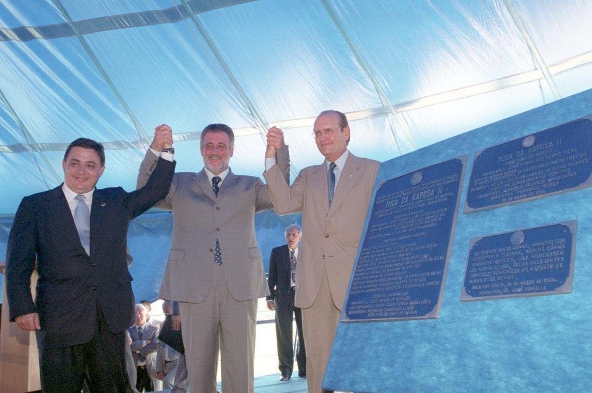 Inaugurao da Toca da Raposa II em 9 de maro de 2002. Na ocasio, presidente do Cruzeiro, Zez Perrella, recebeu figuras ilustres, como o tcnico da Seleo Brasileira, Luiz Felipe Scolari, e outras autoridades pblicas municipais, estaduais e federais