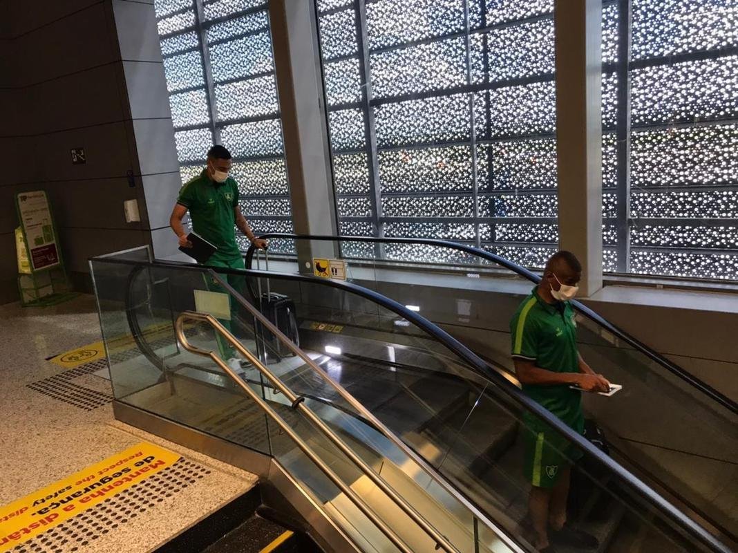 Delegao do Amrica embarca rumo a Assuno