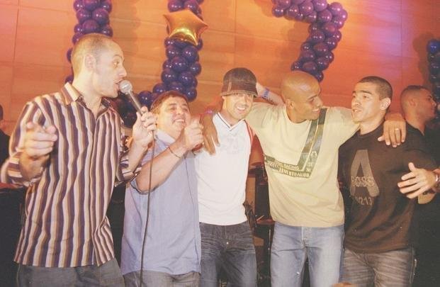 Aps a grande festa no Mineiro com a vitria sobre o Paysandu por 2 a 1, e tambm nas ruas de Belo Horizonte, em desfile carro aberto, jogadores, integrantes da comisso tcnica e dirigentes do Cruzeiro comemoraram o ttulo brasileiro e a indita Trplice Coroa de 2003 em evento fechado no hotel Ouro Minas, em Belo Horizonte. Familiares dos campees estiveram presentes. Imagens do arquivo do Estado de Minas mostraram a euforia dos jogadores, do tcnico Vanderlei Luxemburgo, do presidente Alvimar de Oliveira Costa e do vice, Zez Perrella, naquele 30 de novembro.