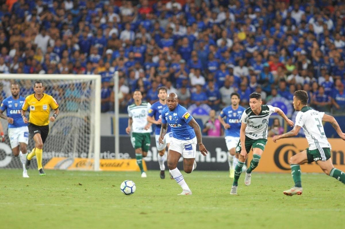 Depois do gol do Palmeiras, o jogo ficou tenso e com ataques alternados