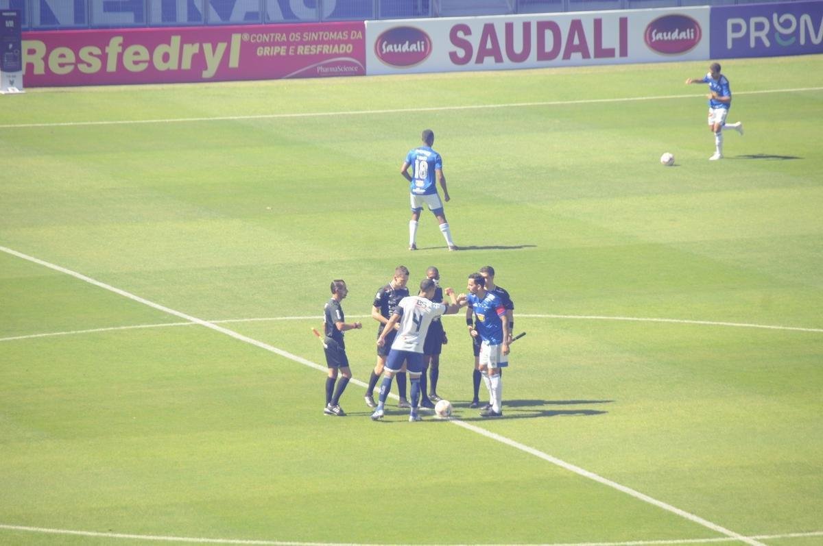 Na retomada do Campeonato Mineiro, Cruzeiro e URT se enfrentaram no Mineiro