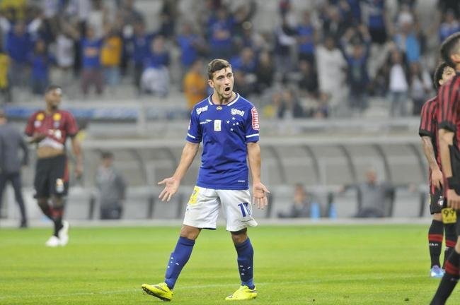 Arrascaeta (meia) - os cruzeirenses se encantaram com o repertrio de dribles do uruguaio quando ele ainda jogava pelo Defensor na Copa Libertadores de 2014. A diretoria pensou da mesma forma. Tanto que em dezembro de 2014 enviou um emissrio ao pas vizinho para fechar a contratao do camisa 10,  poca com 21 anos. Oficializado em janeiro de 2015, Arrascaeta teve 50% dos direitos econmicos comprados por 4 milhes de euros. Depois de uma primeira temporada tmida, o jogador melhorou de maneira significativa em 2016 e encerrou o ano com 14 gols em 53 partidas. Em 2017, embora tenha sofrido com algumas leses, foi importante na conquista da Copa do Brasil ao marcar o gol no empate por 1 a 1 com o Flamengo, pelo jogo de ida, no Maracan. Em 2018, tornou-se o maior artilheiro estrangeiro, com 50 gols em 188 jogos, at ser vendido ao Flamengo, em janeiro de 2019, por cerca de R$ 76,5 milhes (Cruzeiro e Supermercados BH ficaram com pouco mais de R$ 55 milhes).