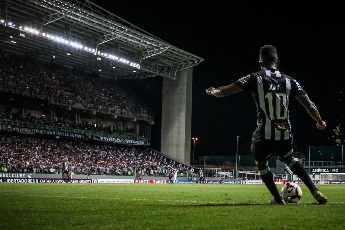 A dupla Cazares e Ricardo Oliveira vem mostrando bom entrosamento no Atltico, principalmente em 2019. O centroavante  o artilheiro do Galo na Libertadores com quatro gols, dois deles com assistncias do camisa 10. Alm de servir o companheiro, Cazares marcou um gol