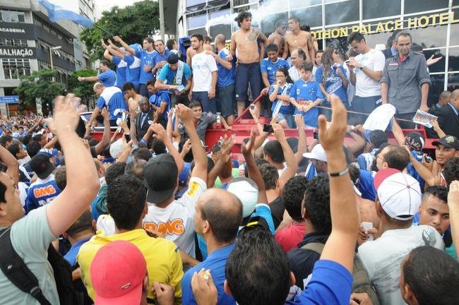 Depois de vencer o Vitria por 3 a 1 no Barrado, em Salvador, na noite de 13 de novembro de 2013, e confirmar o tricampeonato brasileiro, o Cruzeiro desembarcou em Confins numa quinta-feira e foi recebido por milhares de pessoas nas ruas de Belo Horizonte. O elenco desfilou em carro pela Avenida Antnio Carlos, pela Avenida Afonso Pena, no Centro, e foi em direo  sede do Barro Preto. Esta, sem dvida, foi a festa que envolveu o maior nmero de pessoas na capital mineira.