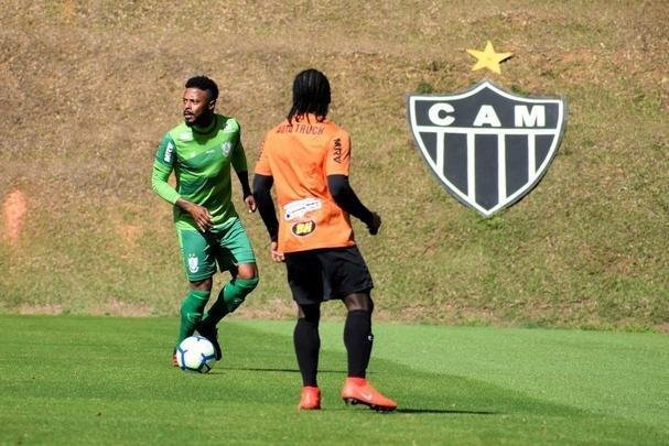 Em jogo-treino realizado na manh deste sbado, na Cidade do Galo, o Amrica venceu o Atltico, por 3 a 1. Os gols do triunfo americano foram marcados por Jonatas Belusso, duas vezes, e Rafael Bilu. O zagueiro Rver descontou para a equipe alvinegra.