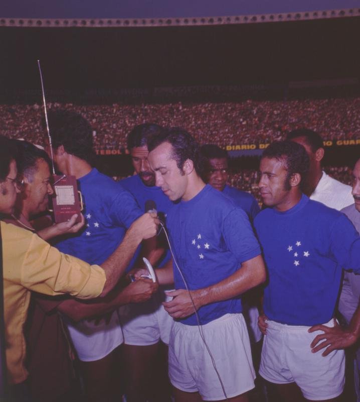 Tosto (centro) tambm foi artilheiro do Campeonato Brasileiro de 1970, com 12 gols. Na foto, ele aparece ao lado de Dirceu Lopes (d).