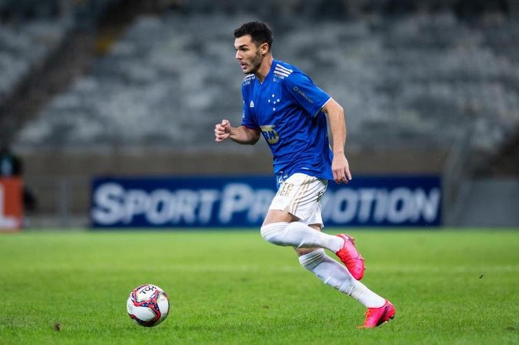 O lateral-esquerdo Jean Victor foi informado que não terá seu contrato renovado pelo Cruzeiro. Ele tinha vínculo apenas até o fim da última edição da Série B.