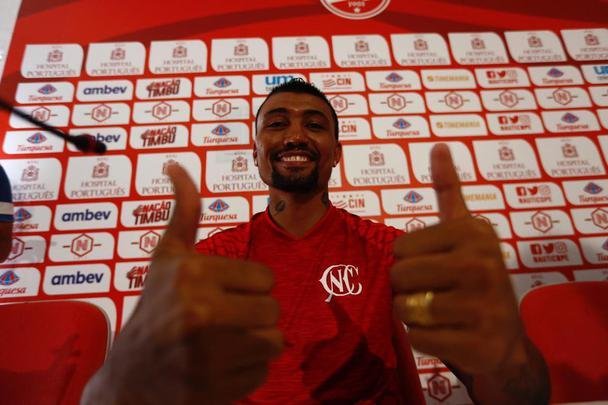 Atacante Kieza foi apresentado em sua terceira passagem no Nutico. Chegando ao clube como maior contratao alvirrubra da temporada, ele vestir a camisa 9 do Timbu.