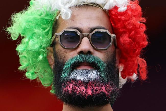 Os torcedores de Inglaterra e Irã no primeiro jogo do Grupo B na Copa do Mundo.
