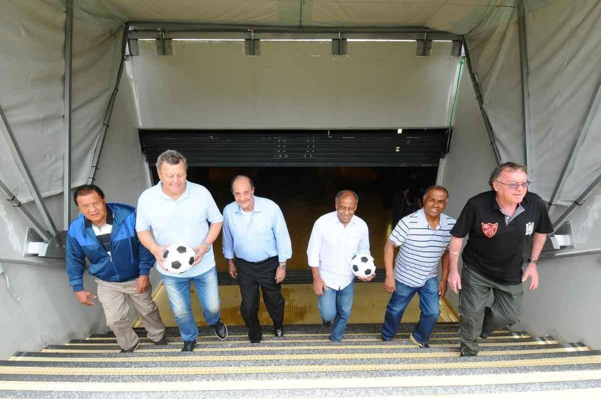 Neco, Raul, Procpio, Dirceu Lopes, Evaldo e Natal na visita ao Mineiro promovida pelo Superesportes