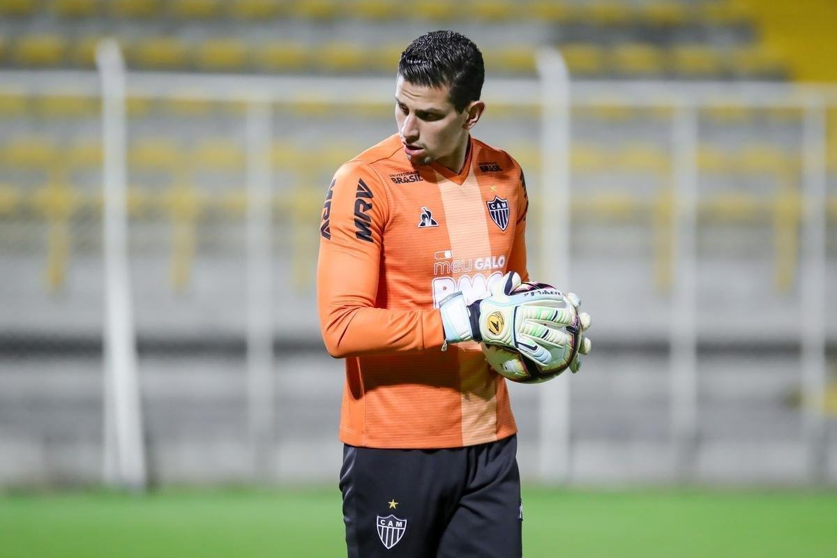 Fernando - O tambm prata da casa Fernando tem 22 anos e chegou ao time principal do Atltico em 2017, quando foi relacionado para disputar a Florida Cup. Na competio amistosa, fez sua nica partida como profissional, na vitria do Atltico por 2 a 0 sobre o Tampa Bay Rowdies-EUA. Em 2018, foi emprestado ao Boa Esporte. Retornou  Cidade do Galo no incio deste ano. As leses dos companheiros Victor (com tendinite no joelho esquerdo) e Michael (que sofreu uma luxao no ombro esquerdo) fizeram com que o Atltico tivesse que solicitar  Confederao Sul-Americana de Futebol (Conmebol) a inscrio de Fernando na Copa Sul-Americana.