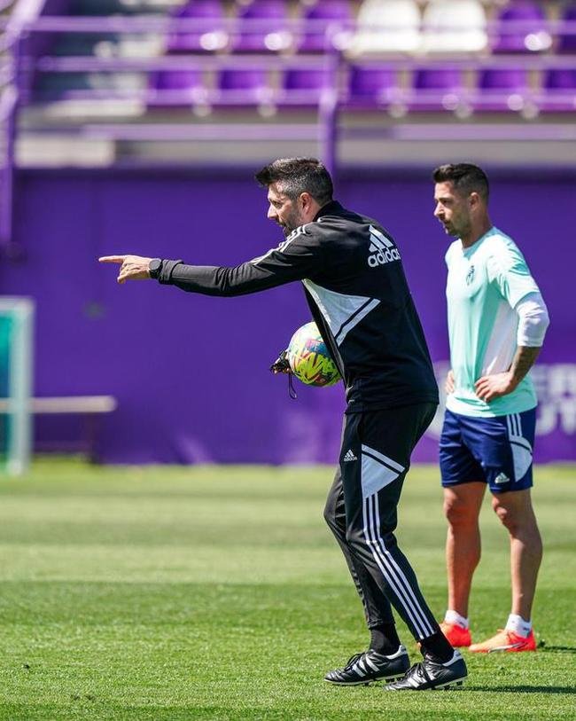 Pezzolano se apresentou aos jogadores e j orientou uma atividade com bola no CT do Valladolid
