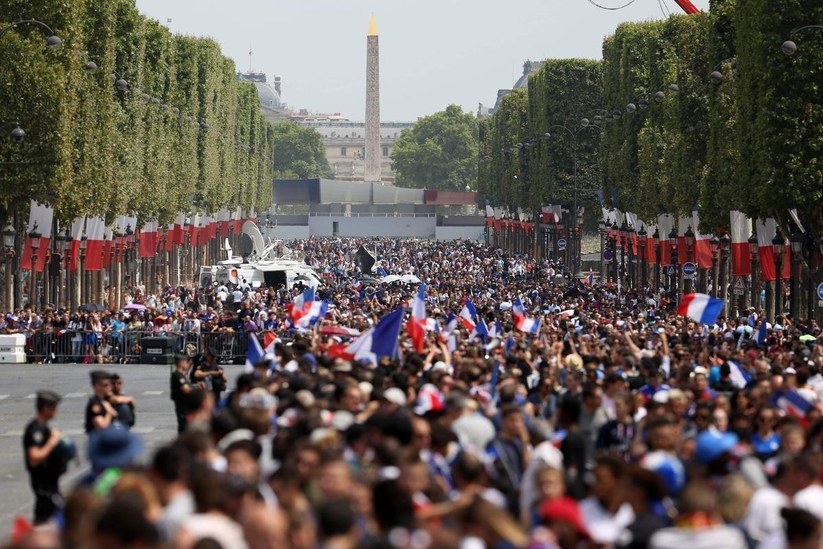 Campees do mundo desfilaram nas ruas de Paris nesta segunda, exibindo a taa da Copa para milhares de torcedores