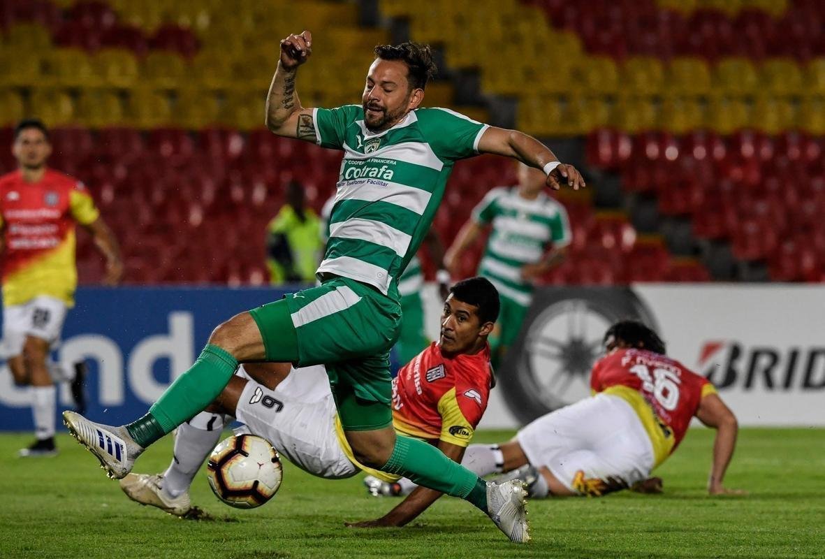 Matias Mer  - O meia uruguaio  um dos destaques de La Equidad. Quando atuava pelo Pearol, do Uruguai, Mer se envolveu em uma confuso na partida contra o Palmeiras, na fase de grupos da Copa Libertadores de 2017, e tomou um soco do volante Felipe Melo, do Palmeiras. Alm do Pearol, no Uruguai, Matias Mer defendeu o Rentistas e o Fnix. Tambm passou pelo Universidad Catlica e Santiago Wanderers, do Chile, Muaither, do Catar, e Junior Barranquilla, da Colmbia. Ele  casado com a jornalista colombiana Melissa Martnez, apresentadora do Fox Sports.