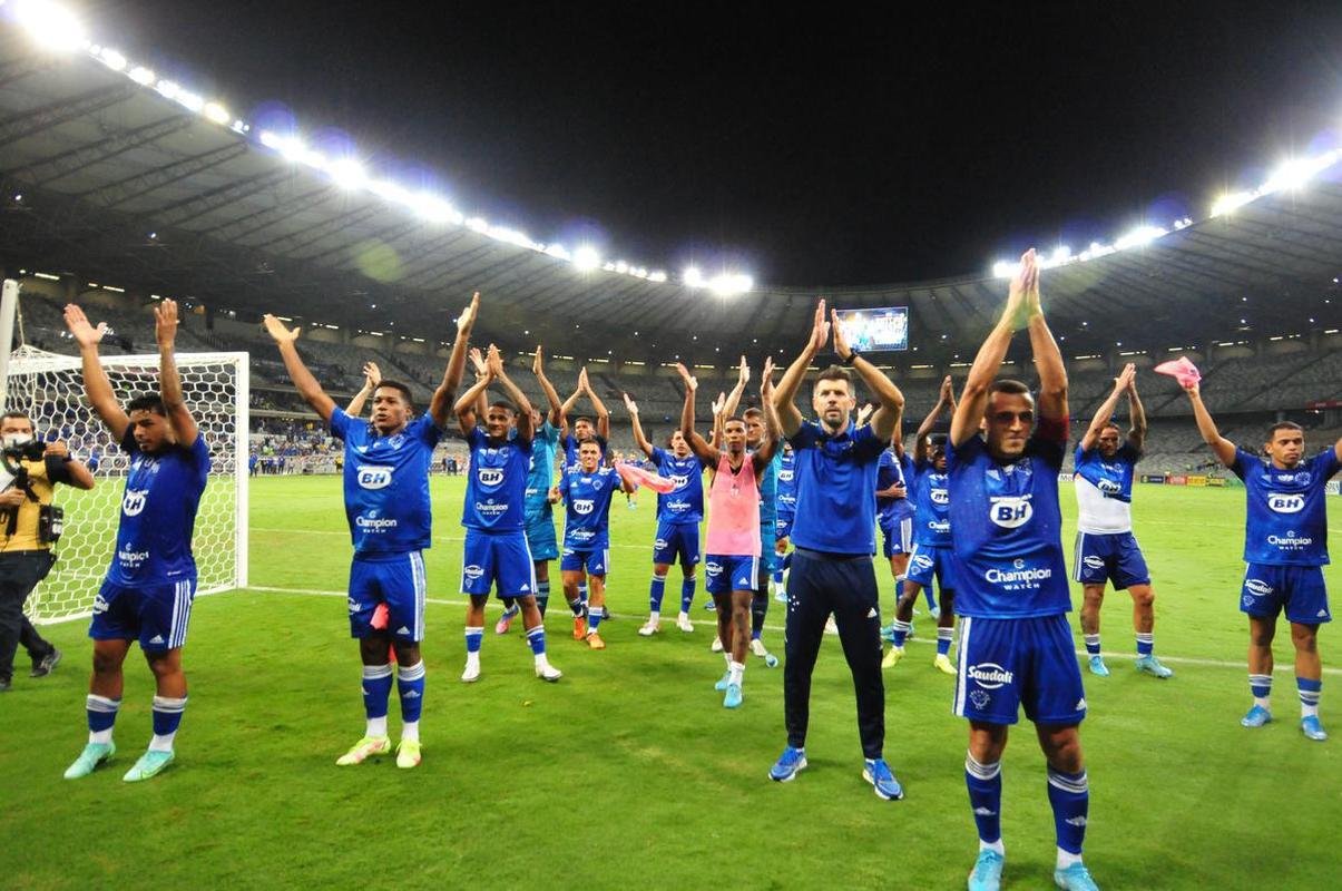 Com gol de Edu, Cruzeiro venceu Brusque por 1 a 0 no Mineiro pela segunda rodada da Srie B. Time e comisso tcnica comemoraram com a torcida no Gigante da Pampulha