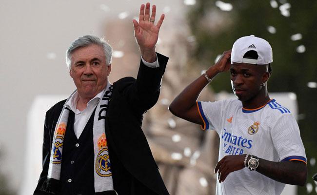 Carlo Ancelotti ao lado de Vinícius Júnior, atacante brasileiro do Real Madrid