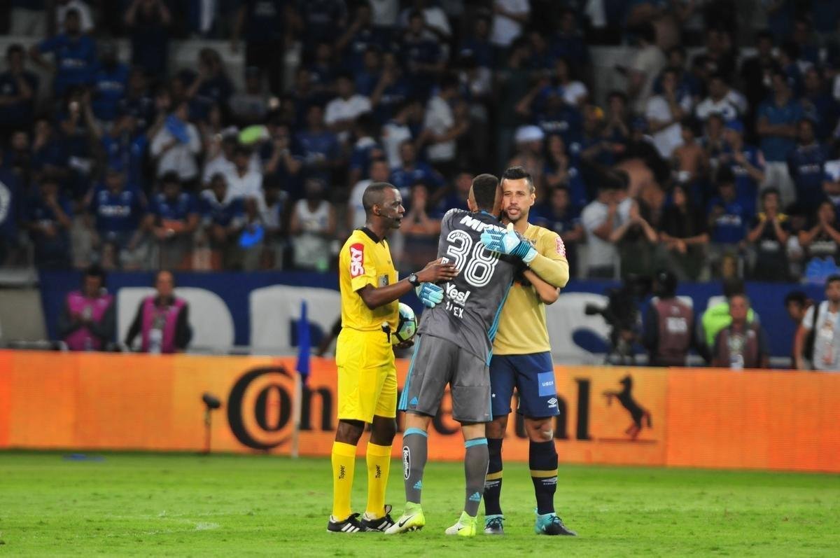 Depois da vitria por 5 a 3 nos pnaltis, que teve Fbio como heri, jogadores e comisso tcnica comemoraram muito no gramado do Mineiro. Capito Henrique ergueu a taa do penta no Gigante