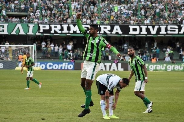 Fotos do duelo entre Coritiba e América, no Couto Pereira, em Curitiba, pela 25ª rodada da Série B do Campeonato Brasileiro