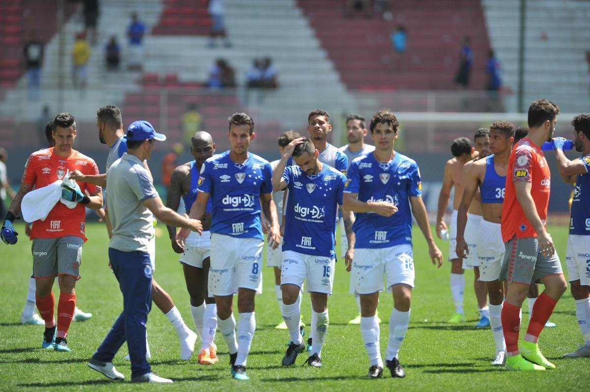 Jogadores do Cruzeiro e tcnico Rogrio Ceni deixaram campo do Independncia muito abatidos depois de derrota por 4 a 1 para o Grmio, pela 18 rodada do Campeonato Brasileiro. Torcida xingou diretoria, em especial o vice-presidente de futebol, Itair Machado