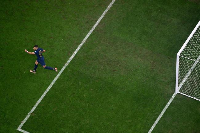Mbapp faz o primeiro gol da Frana na final contra a Argentina e reduz vantagem do rival para 2 a 1. O francs cobrou pnalti cometido por Otamendi