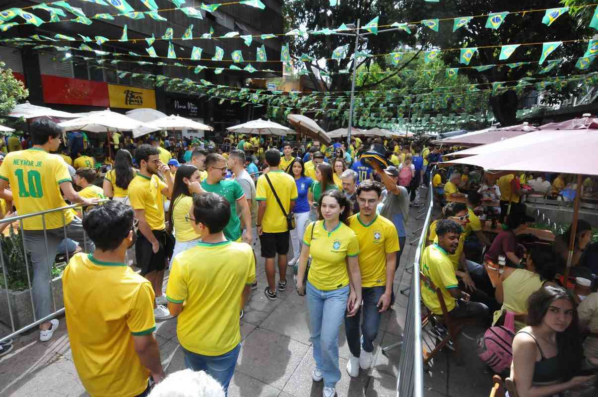 Concentrao de torcedores nos bares da Rua Antnio de Albuquerque, na Savassi