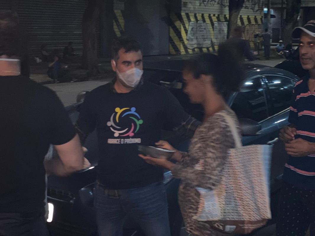 
Alexandre Mattos e Clube do Chef doaram 530 marmitas para pessoas em situao de rua