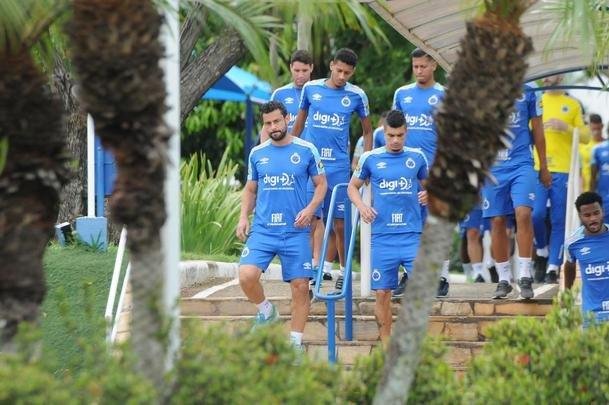Fotos da apresentao de Adilson Batista como novo tcnico do Cruzeiro. Tcnico teve reunio com jogadores na Toca da Raposa II, falou com a imprensa e depois comandou seu primeiro treino