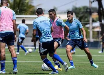 Recém-contratado, zagueiro foi a campo e fez sua primeira atividade física com o elenco celeste na Toca da Raposa II, em Belo Horizonte