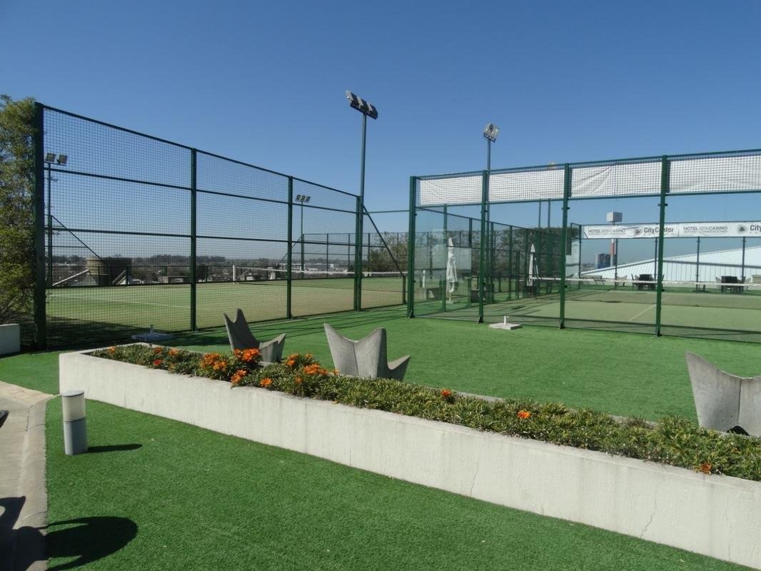 O hotel que abriga o Atltico tem cassino, shopping, spa, piscina, academia e quadras