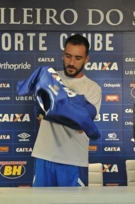 Meia argentino foi apresentado como novo reforo do Cruzeiro nesta quinta-feira (18 de janeiro)