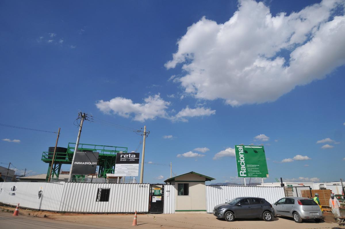 28/07/2020 - Obra de construção da Arena MRV, do Atlético, chegou a cem dias nesta terça-feira, 28 de julho. Paisagem já mudou bastante no bairro Califórnia, em Belo Horizonte. Com trabalho intenso de tratores e caminhões na fase de terraplanagem, há poeira por todo lado no terreiro do Galo. (Alexandre Guzanshe/EM/D. A Press)