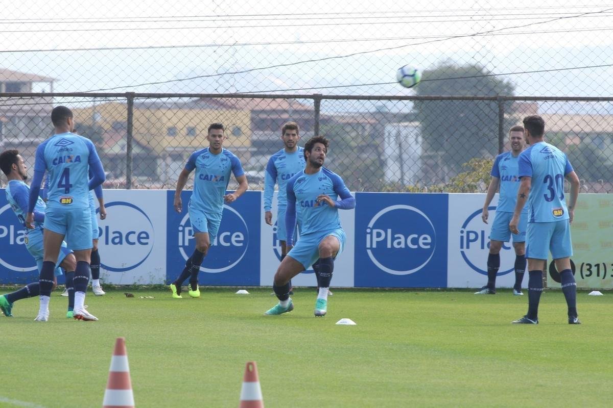 Presidente do Cruzeiro, Wagner Pires de S, acompanhou treino deste sbado, na Toca da Raposa II. Mais uma vez, Arrascaeta treinou normalmente e est cotado para iniciar como titular diante do Atltico-PR, na segunda-feira, no Mineiro, pelas oitavas de final da Copa do Brasil