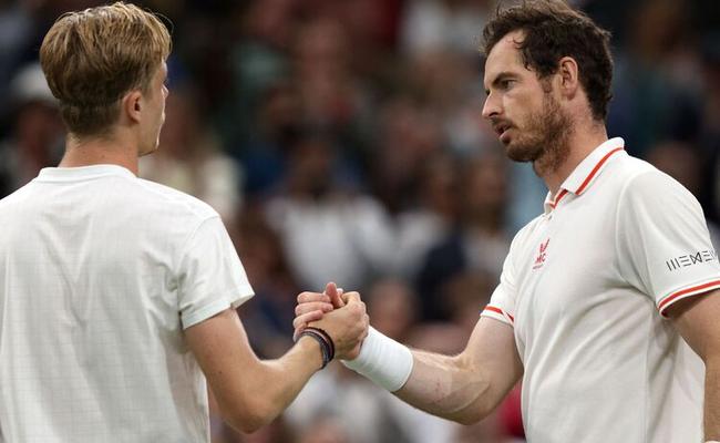 Murray cumprimenta Shapovalov após derrota em Wimbledon