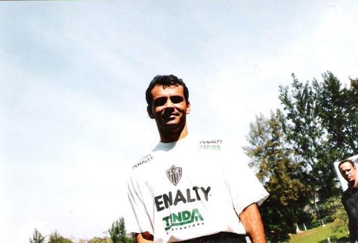 Marquinhos, ex-meia do Atltico, aposta em um triunfo do Galo por 3 a 1. ''O Atltico est com um time bem superior ao do Cruzeiro, mas ainda se encaixando com o trabalho do Cuca. No entanto, o Cruzeiro ir fazer o jogo da vida para mostrar que pode realizar algo neste ano de 2021''. O ex-jogador atuou pelo Galo entre 1985 e 1991, quando se transferiu para o Inter. Em 1997 ele retornou ao clube mineiro. Somadas as duas passagens, ele disputou 269 jogos e marcou 45 gols.