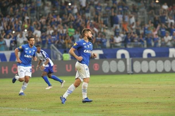 Cruzeiro venceu com facilidade o time paranaense na noite deste sbado