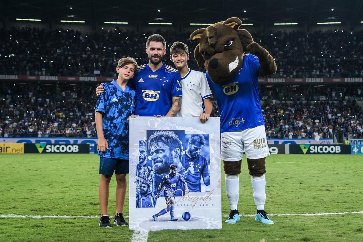 Novembro/2021: A demonstrao de unio da torcida foi at o fim da Srie B. Em 25 de novembro, na despedida da competio, o clube empatou com o Nutico por 0 a 0 com 60.700 pessoas nas cadeiras do Mineiro - o terceiro maior pblico do Brasil na temporada. O duelo tambm marcou a despedida de Sobis dos gramados e o fim da passagem de Ariel Cabral pela Raposa. 