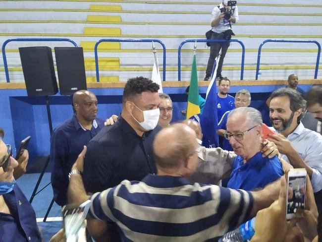 Ronaldo compareceu  votao da venda da SAF do Cruzeiro no Barro Preto e foi muito assediado por conselheiros do clube