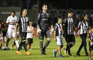 Atl�tico saiu atr�s, conseguiu virada com R�ger Guedes e Ricardo Oliveira, mas cedeu empate no Morumbi