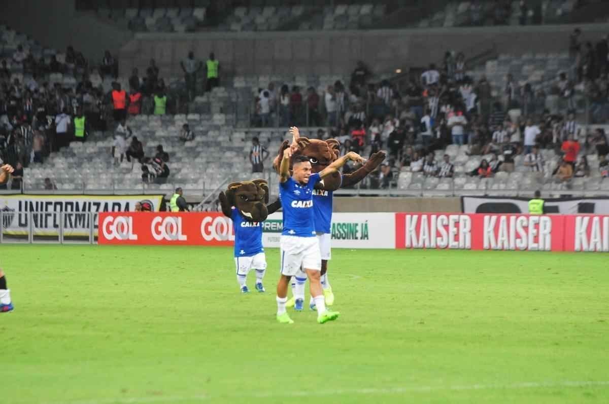 Festa cruzeirense no final do clssico com a vitria por 1 a 0